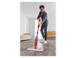 Un homme nettoie le sol avec un Vileda Spray Mop.