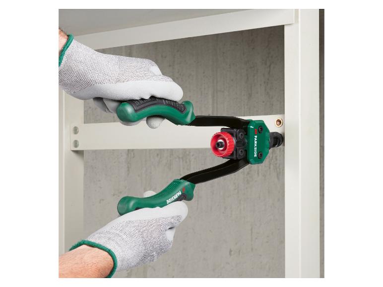 Mains gantées utilisant une pince à riveter Parkside pour fixer un rivet sur une étagère métallique.