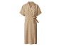 Robe beige portefeuille à manches courtes.