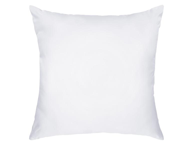 Un oreiller carré blanc uni sur fond blanc.
