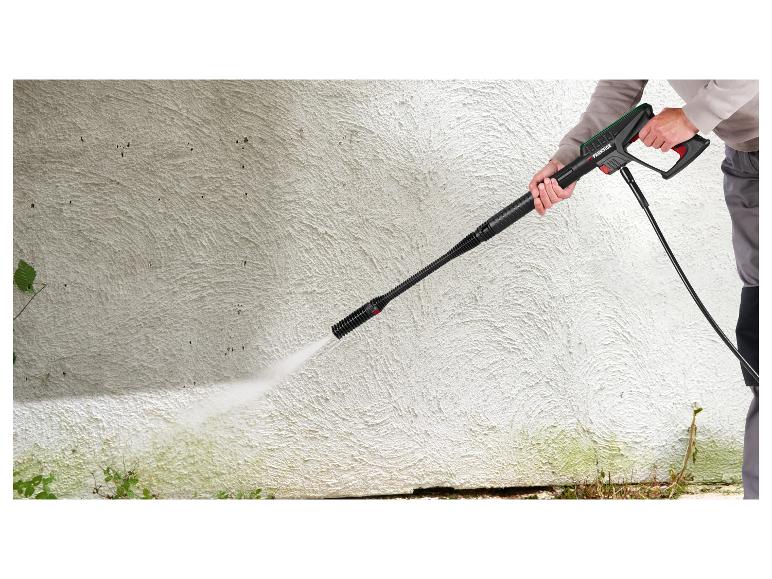 Personne nettoyant un mur texturé avec un nettoyeur haute pression PARKSIDE.