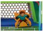 Un but de football avec une figurine de footballeur.