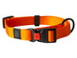 Un collier de chien orange avec une boucle noire et la marque Karlie.