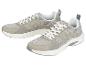 Deux paires de baskets grises avec des lacets blancs.