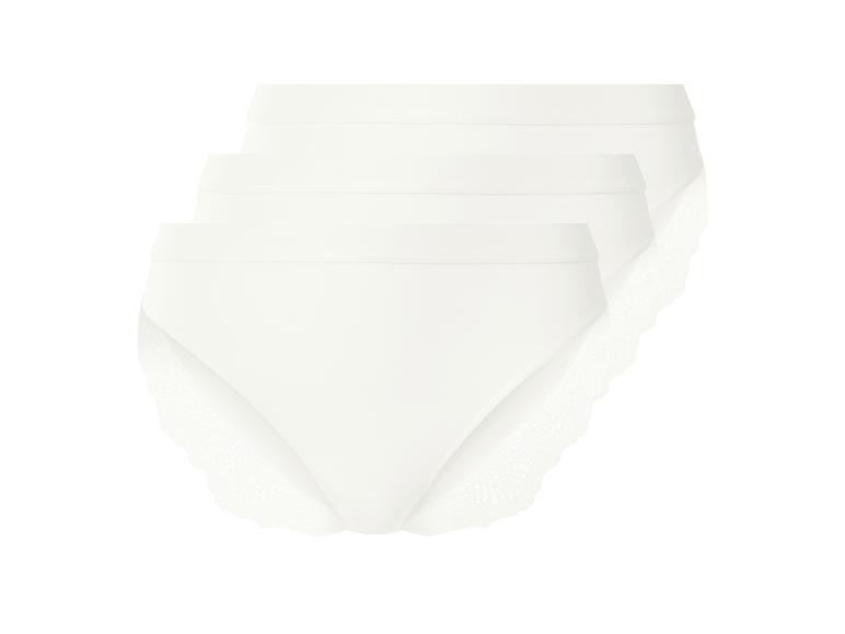 Lot de trois culottes blanches avec détails en dentelle.