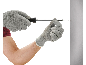 Une personne portant des gants de protection utilise un tournevis pour visser une vis dans un mur