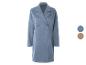 Manteau long en daim bleu clair à deux boutons.