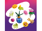 Fleurs jouets colorées, ciseaux dorés et arrosoir bleu pour jouer.