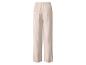Pantalon large beige clair avec plis et poche arrière.