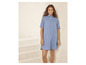 Une femme portant une robe en lin bleue.