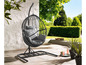 Un fauteuil suspendu noir avec des coussins gris sur une terrasse.