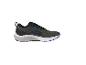 Chaussures de course noires et grises ; style moderne.