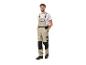 Homme en salopette beige avec des détails noirs et un t-shirt blanc.