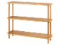 Une étagère en bois à trois niveaux.