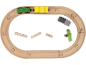 Circuit de train en bois avec un train vert et jaune, des blocs et un arbre.