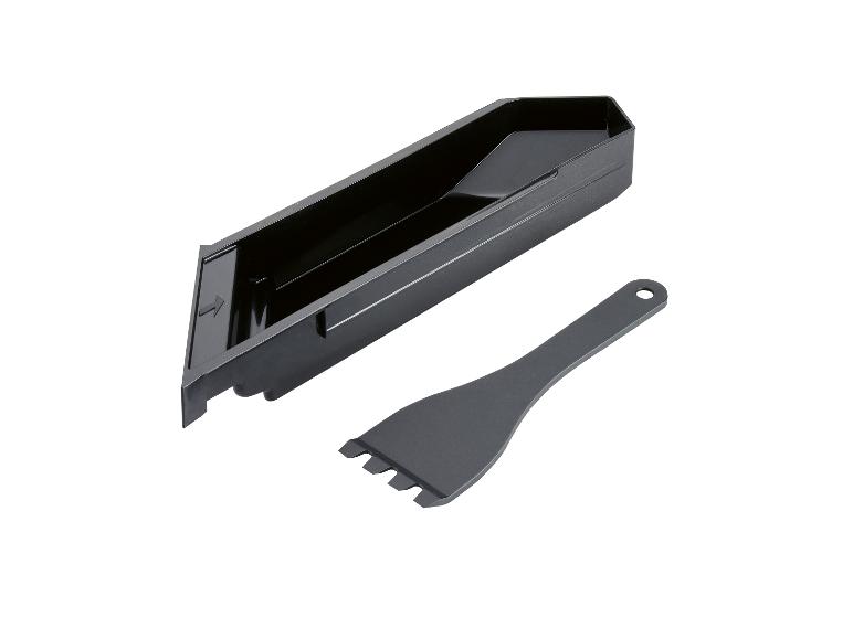 Bac de récupération noir et spatule à raclette.