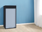 Une armoire noire avec un volet roulant contre un mur bleu.