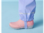 Pantalon de pluie violet avec des bandes réfléchissantes et des bottes de pluie roses.