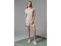 Femme en haut et short beige avec des baskets blanches
