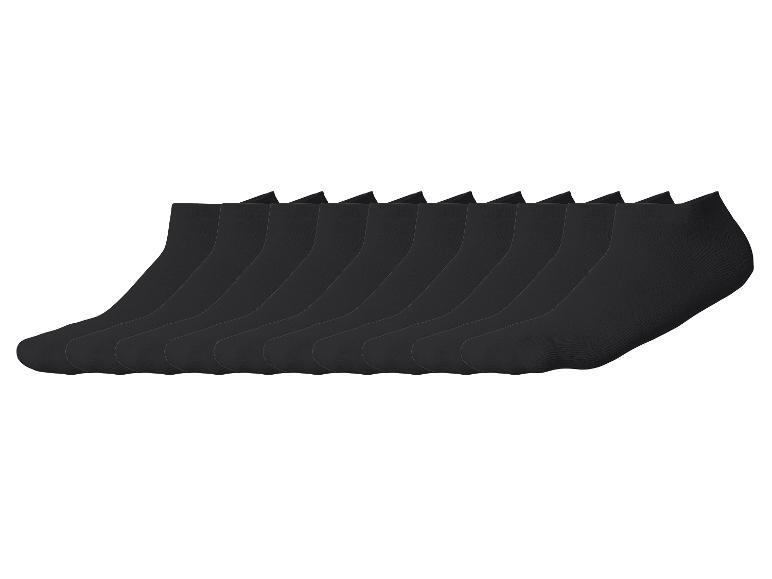 Un paquet de douze paires de chaussettes courtes noires, disposées en rangée.