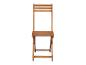 Une chaise pliante en bois avec un haut dossier.