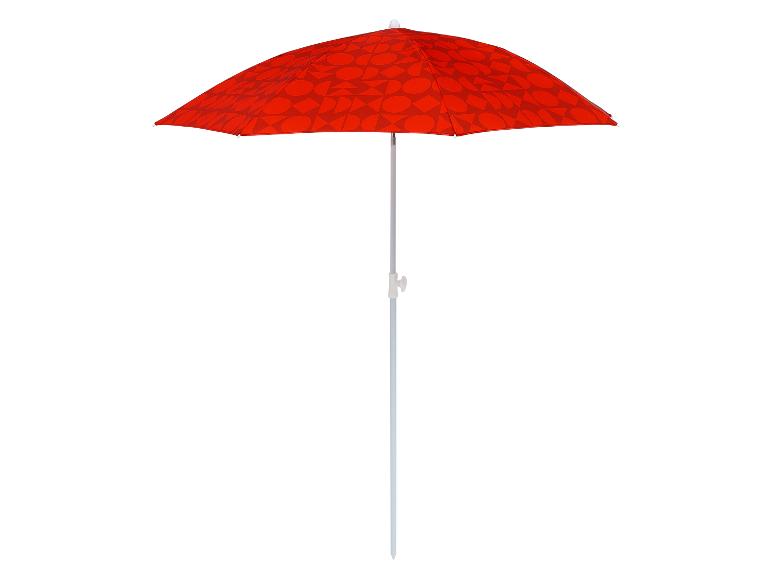Parasol de plage rouge à motif géométrique sur fond blanc.