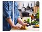 Un homme prépare un smoothie avec un mixeur Silvercrest dans la cuisine.