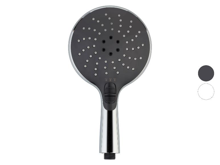 Une pomme de douche noire avec une poignée chromée est montrée.