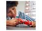 Un enfant tient un LEGO Ferrari F40 rouge.