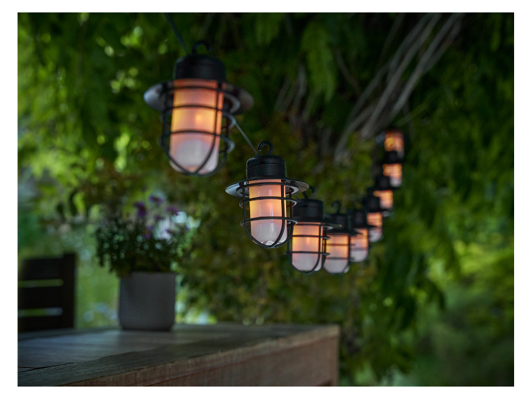 Guirlande lumineuse extérieure avec lanternes style industriel.