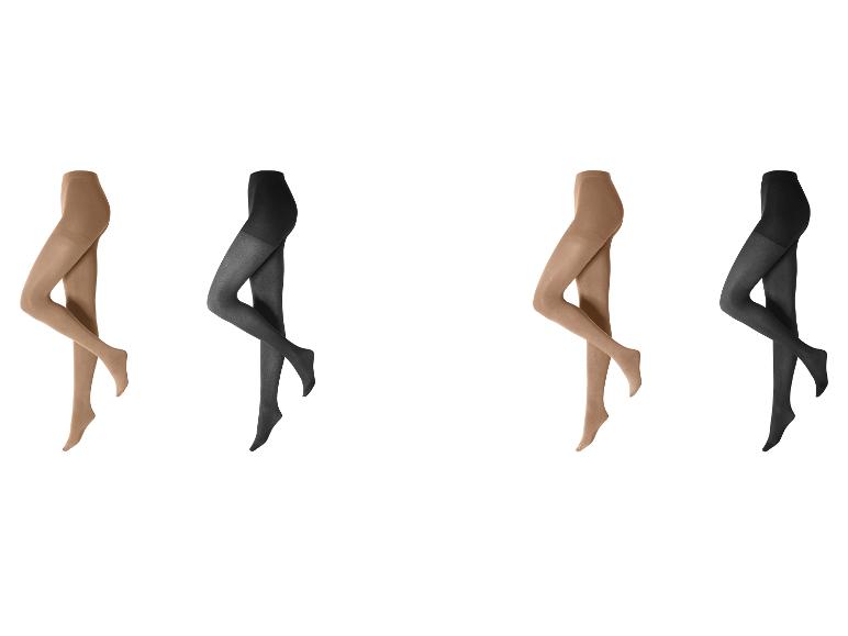 Quatre paires de collants, deux beiges et deux noirs, sur des mannequins.