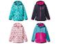 Quatre vestes softshell pour enfants Wilderness Camp, avec différents motifs et couleurs.