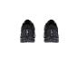 Deux chaussures de sport noires avec texte blanc sur le talon, vue arrière