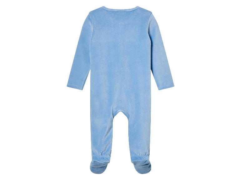 Une grenouillère bleu clair pour bébé en velours doux.