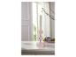 Un chandelier en verre rose avec une bougie blanche.