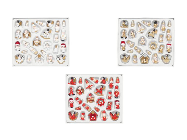 Trois ensembles d'ornements de Noël miniatures, incluant des figures d'anges et de casse-noisettes.