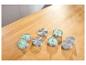 Couvercles de bocaux en métal et plastique vert sur une table en bois.