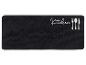 Tapis de cuisine noir avec inscription "Kitchen" et couverts.