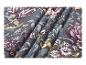 Tissu à motif floral dans les tons violet, gris et or.
