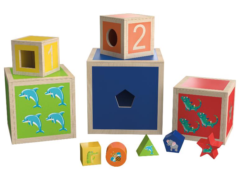 Jouets en bois pour bébés avec des animaux et des chiffres.