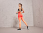 Femme en tenue de sport avec une corde à sauter.