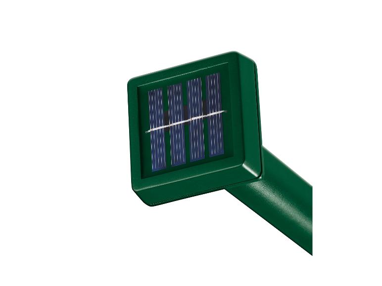Détail d'un panneau solaire vert intégré à un dispositif.