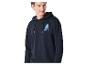 Un homme porte un sweat-shirt à capuche bleu marine avec un imprimé Star Wars.