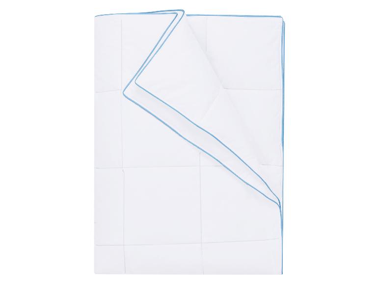 Couette blanche avec liseré bleu, pliée