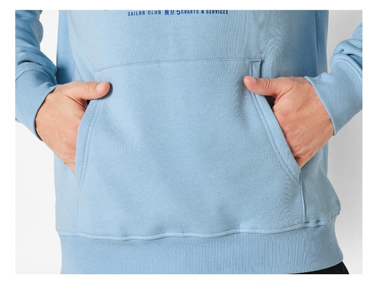 Un sweat-shirt à capuche bleu clair avec une poche