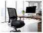 Chaise de bureau ergonomique avec coussin d'assise, devant une fenêtre avec vue sur la ville.