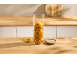 Bocal de conservation en verre rempli de pâtes fusilli tricolores sur une table en bois.