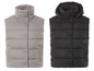 Deux gilets matelassés, un gris et un noir, avec un col montant.