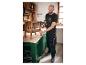 Un homme assemble un tabouret en bois avec une perceuse Parkside.