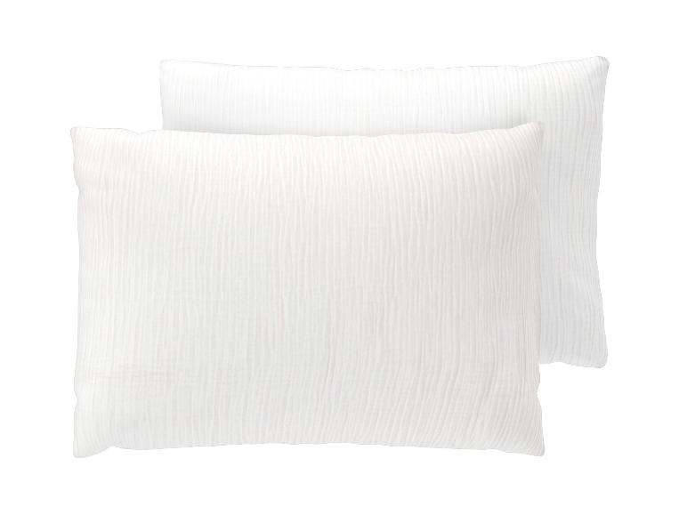 Deux oreillers blancs à surface texturée